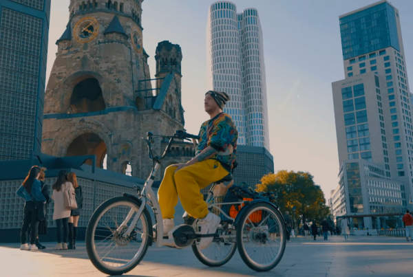 Szenenbild des Musikvideos "Friendly Cripple"
